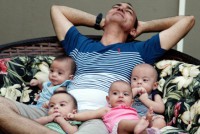 10/08/2015 Após tragédia, pai supera perda e cria quadrigêmeos