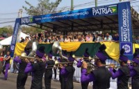 08/09/2015 - Desfile cívico reúne 10 mil; Taques destaca protesto contra à corrupção  
