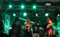 05/10/2015 - Chimbinha deixa palco em Teresina após Joelma se recusar a dançar  