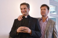 05/10/2015 - Padre polonês revela ser gay e Vaticano diz que anúncio é grave  