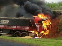 10/10/2015 - Carreta de Barra pega fogo em São Paulo 