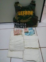 11/10/2015 - PM e Gefron apreende drogas com duas mulheres quando entravam no Brasil provenientes da Bolívia 