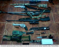 08/11/2015 - Polícia Militar detém 6 homens com armamento de grande poder de fogo em Santa Terezinha  
