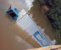 21/11/2015 - Motorista perde controle de caminhão e cai dentro de rio em Bom Jesus do Araguaia 