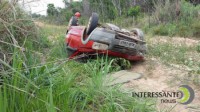 28/11/2015 - Carro sai de pista e capota na Br 158 