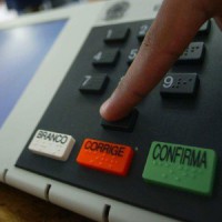 01/12/2015 - Portaria da Justiça diz que, por falta de dinheiro, eleição de 2016 será manual  