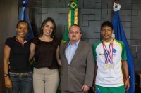 17/12/2015 - Jovem campeão nos Jogos Escolares é recebido por governador 