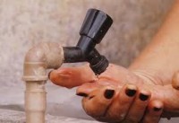 25/12/2015 - População sofre com a falta de água na Barra 