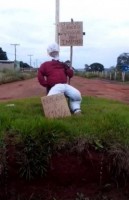 04/01/2016 - Motoristas usam bananeiras e boneco para protestar contra buracos