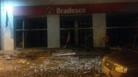 14/01/2016 - TERROR NO INTERIOR DE GOIÁS - Criminosos explodem bancos, fazem reféns e matam mulher em São Miguel do Araguaia (ver vídeo)  