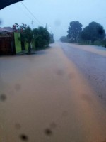28/01/2016 - Chuva forte alaga ruas em Novo Santo Antonio 