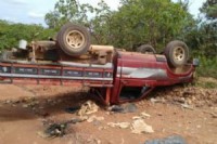 06/02/2016 - Caminhonete sai da pista e capota por várias vezes na MT-430  