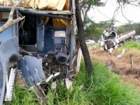 07/02/2016 - Motorista de caminhão morre após colisão frontal com ônibus da linha de Goiânia para Barra do Garças; 16 passageiros ficam feridos  Um ônibus da Viação Araguarina e um caminhão colidiram frontalmente, neste sábado (6), enquanto passavam pela 