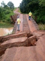 13/02/2016 - Com chuvas, 20 pontes de madeira são levadas pela água em Juína (MT)  