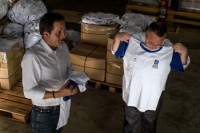 13/02/2016 - Taques e Permínio vistoriam chegada dos uniformes dos alunos da rede pública 