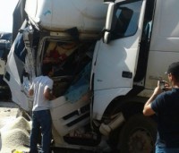 19/02/2016 - BR 364 - Motorista morre em acidente frontal com carreta; esposa e filha de 13 anos ficam feridas 