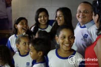 24/02/2016 - Pedro Taques entrega 800 mil camisetas de uniforme e revela sonhar com Mato Grosso tendo melhor educação do Brasil  