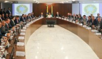 07/03/2016 - Dilma defende Lula num encontro com governadores e sofre uma contestação de Taques  Leia mais: https://www.jreporterdoaraguaia.com/products/a07-03-20165/