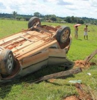 12/04/2016 - Alta Floresta - Motorista que iria visitar esposa internada em hospital capota Ecosport em estrada e morre  