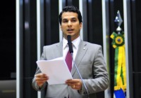 28/04/2016 - CORRETO - Congresso quer proibir população de eleger pessoas sem diploma 