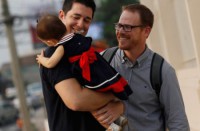 29/04/2016 - Casal gay ganha guarda da filha após briga com mãe de aluguel na Justiça 