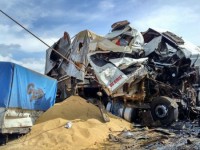 17/05/2016 - Jaciara - Acidente entre carretas na BR-364 mata motorista e deixa feridos 