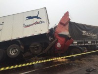23/05/2016 - Acidente com 4 carretas e caminhão mata duas pessoas na Serra de São Vicente  