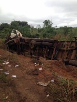 08/06/2016 - RODOVIA DA MORTE - Choque entre carretas mata caminhoneiro na BR-163, em MT 
