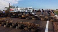 21/06/2016 - Movimento de Luta pela Terra fecha BR 158 em Nova Xavantina  