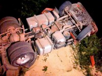 30/09/2016 - Carreta de milho tomba e motorista morre preso às ferragens 