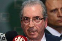 14/10/2016 - Aos gritos de 'ladrão', Cunha leva bolsada em aeroporto. Assista vídeo 