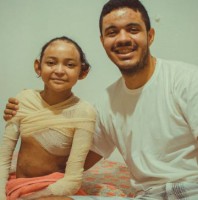 30/03/2017 - Vídeo 'emocionante' traz pedido de ajuda para menina  