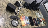 30/03/2017 - Suspeitos são presos por tráfico de drogas e estavam com 2 rádios da polícia 