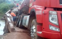 05/04/2017 - Carreta fica pendurada em ponte que cedeu após forte cheia no Norte Araguaia
