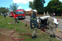 17/04/2017 - Motorista morre e carro fica destruído após colisão com carreta