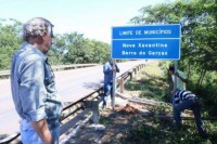 05/05/2017 - Com suspensão de lei, Barra do Garças volta placa de divisa com Nova Xavantina para córrego Zacarias 
