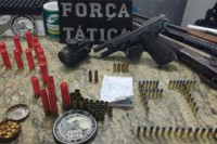 08/05/2017 - PM apreende arsenal de armas e 4 ligados a bandido morto são presos 