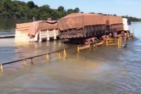 12/05/2017 - Balsa afunda parcialmente e carretas ficam submersas no rio das Mortes 