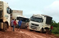 06/02/2018 - Carretas atolam na MT-322 dificultando transporte de produtos e grãos no Norte Araguaia 