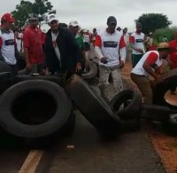 20/02/2018 - Sem-terra trancam BR-158 para cobrar regularização fundiária