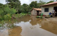 02/04/2018 - Famílias afetadas pela cheia do Araguaia recebem alimentos no Tocantins 