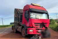 15/03/2026 - Dois homens morrem após moto bater contra carreta em MT