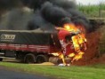 10/10/2015 - Carreta de Barra pega fogo em São Paulo 