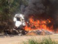 15/10/2015 - Carreta carregada de soja pega fogo após acidente em rodovia de MT 