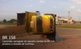 29/11/2015 - Caminhão carregado de cascalho tomba na BR 158, próximo a entrada de Confresa 