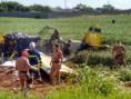 21/01/2016 - Avião cai sobre Kombi e causa mortes no distrito de Warta, em Londrina  