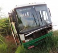 08/04/2016 - Ônibus da Expresso Moreira sai da pista na MT 240; ninguém se feriu