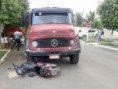 Moto é arrastada após colisão com caminhão 