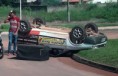 15/01/2018 - Carro de propaganda volante capota em acidente no centro de Vila Rica 